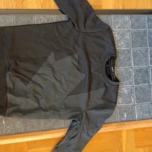 Svart sweatshirt från Dsquared2 -  Säljer en riktigt unik och snygg  sweatshirt från  Dsquared2. Tröjan är aldrig använd enbart testad. Storlek xl men är väldigt liten i storlek så passar medium/large väldigt bra kvalitet tjockt tyg. Vid frågor skicka gärna ett meddelande. 