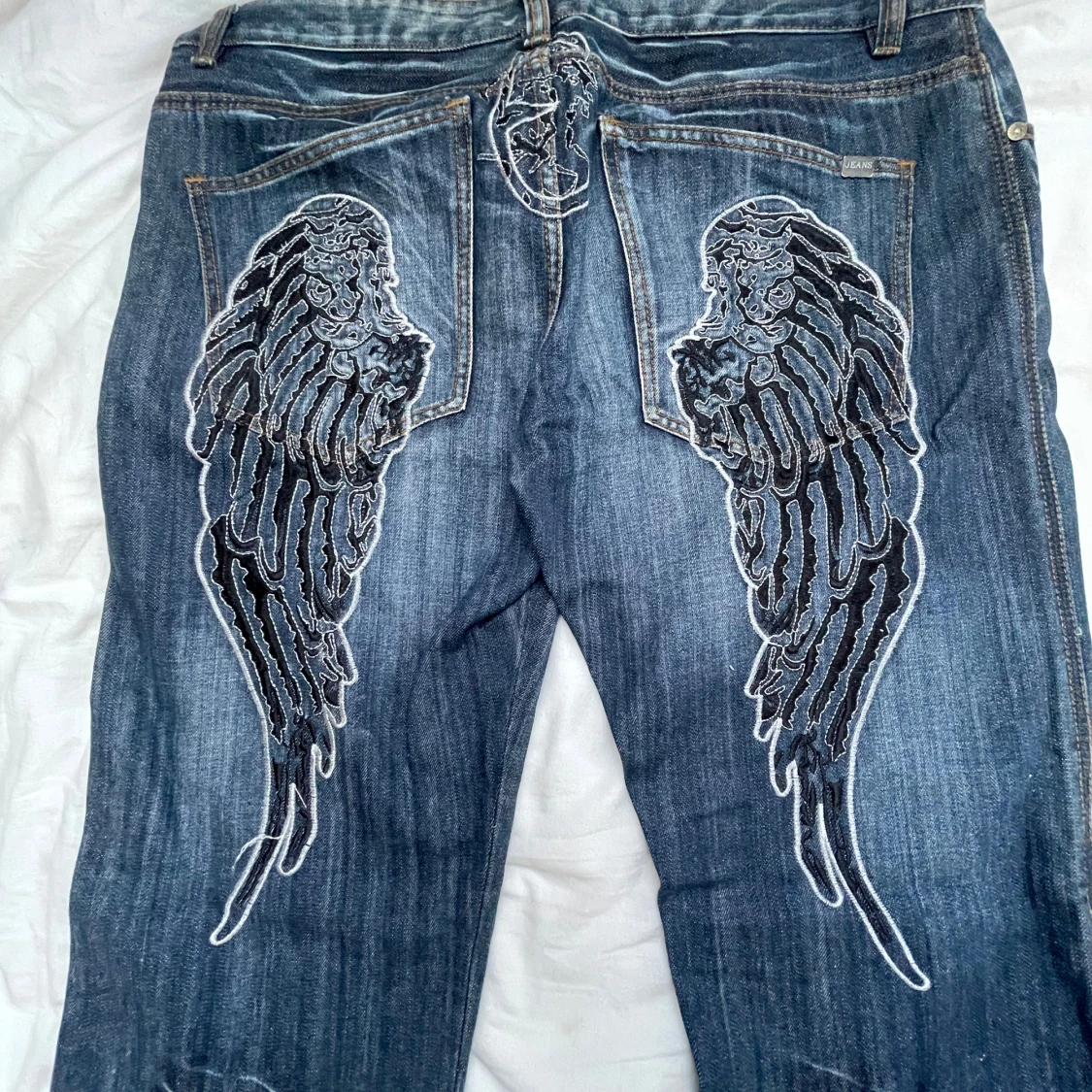 Blå jeans med broderade vingar från EG Burghilio
