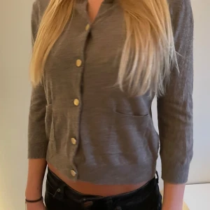 Brun Kashmir kofta  - Säljer en brun kashmir kofta med trekvartsärm och snygga guldknappar framtill. 