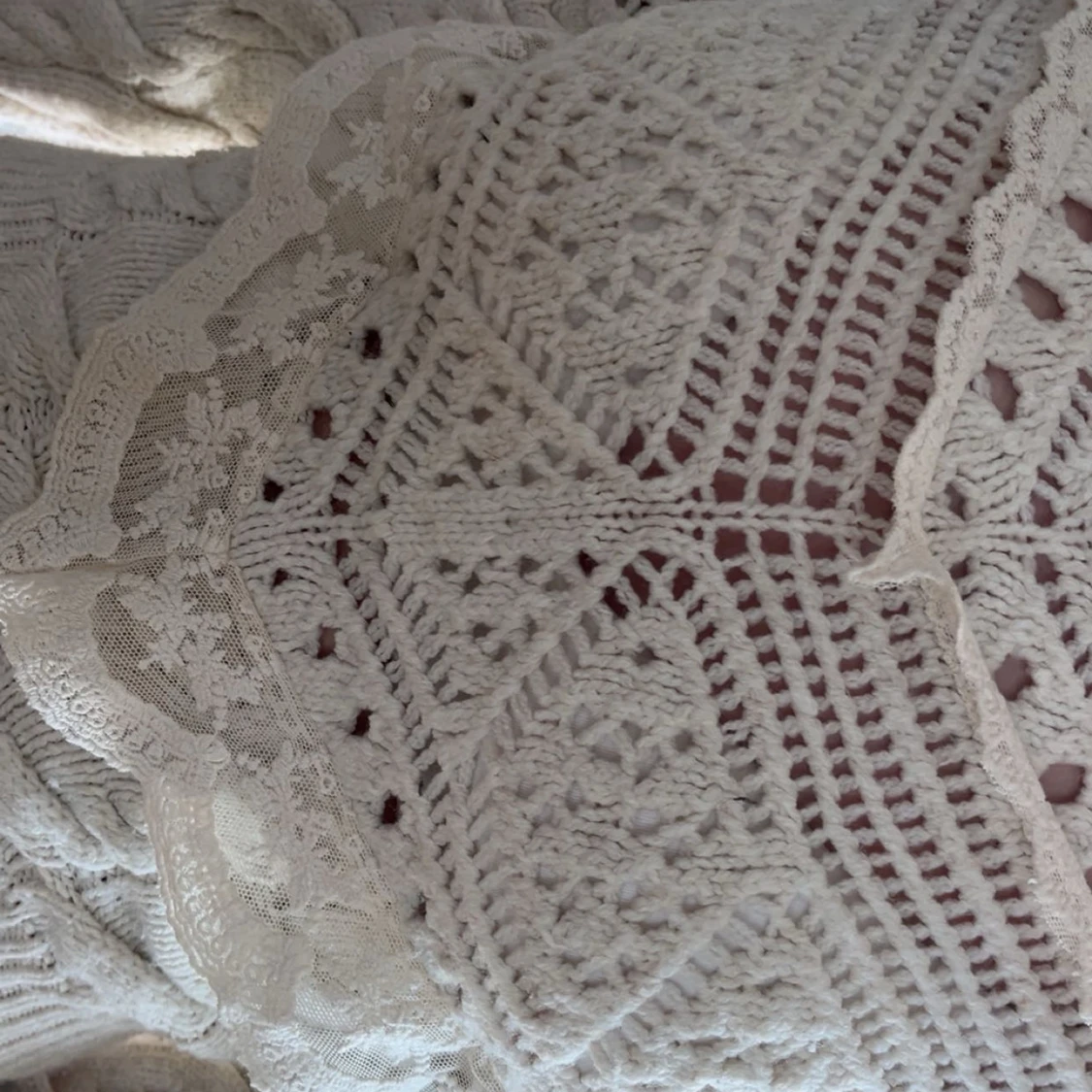 Vit stickad croppad tröja med spetsdetaljer - 2