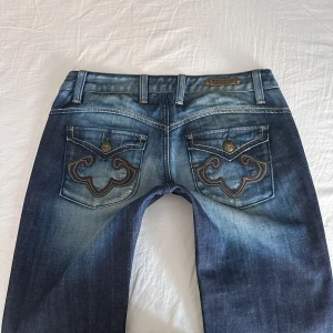 Lågmidjade bootcut jeans - Vintage från Restock med fina bakfickor💓midja 39 innerben 87 jae 165