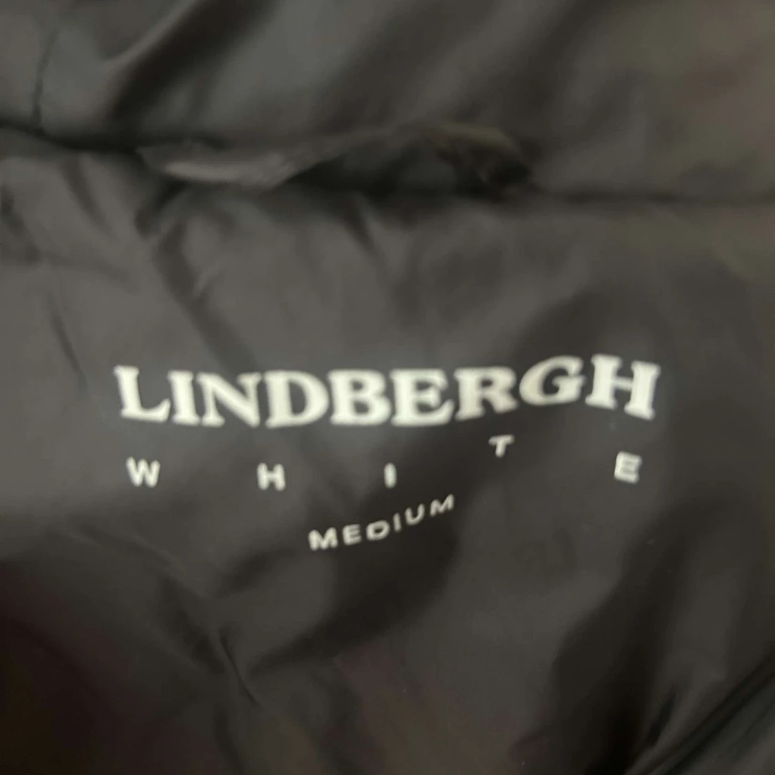 Svart quiltad jacka med huva från Lindbergh - 2