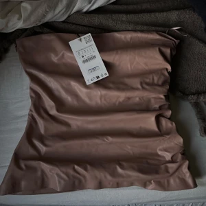 Snygg topp - Snygg topp från Zara med rynkade detaljer på sidorna💗💗💗Aldrig snvänd, lappen sitter kvar!!