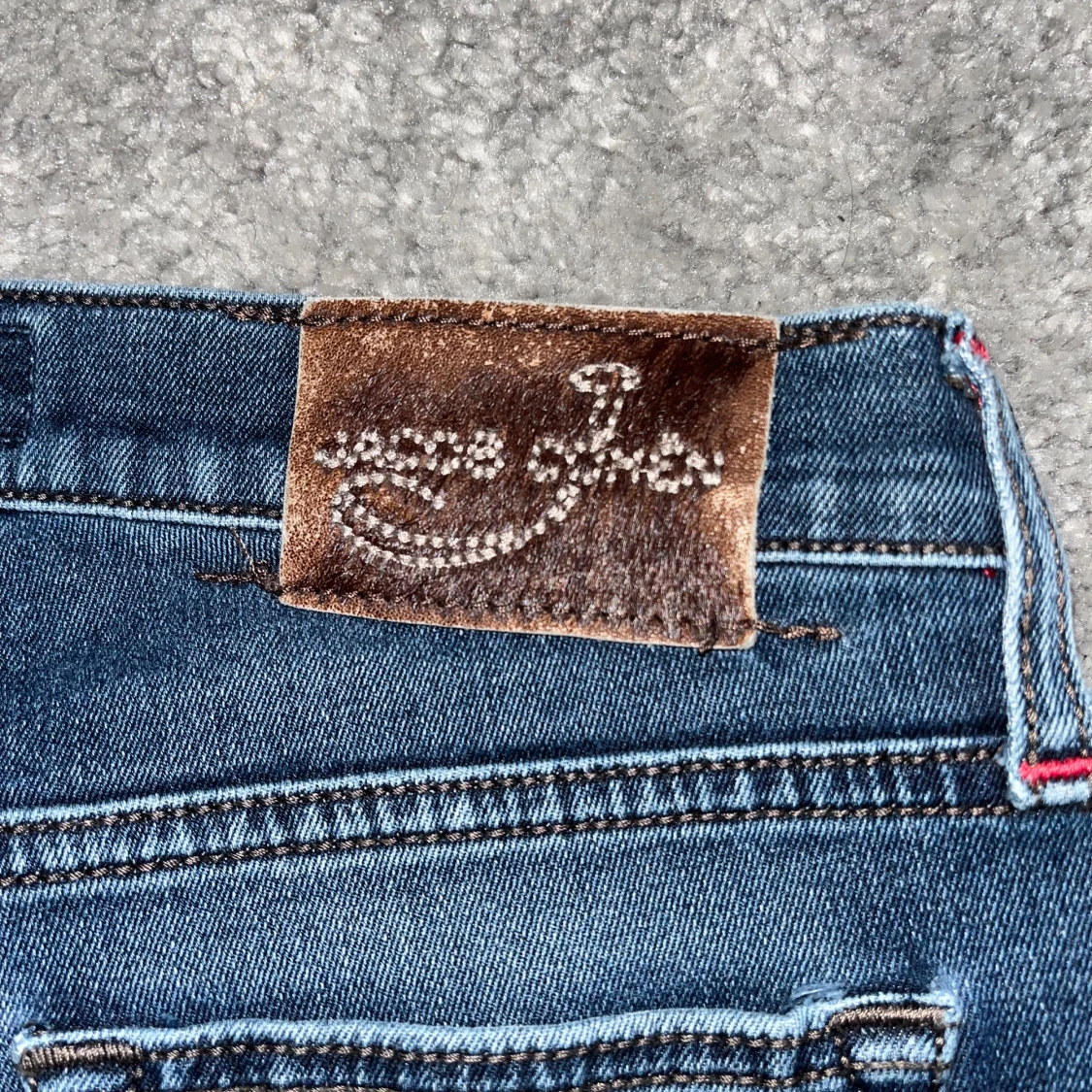 Blå jeans från Jacob Cohen med röda sömmar - 3