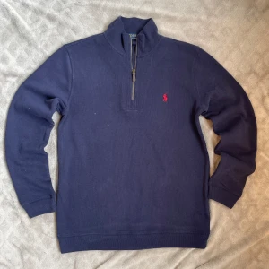 Ralph Lauren quater-zip - Ralph Lauren quater-zip i marin blå.  Storleken är normal och sitter som en vanlig M. Perfekt för kyliga sommarkvällar eller hela våren.  Inga täcken på användning. Nypris 2199kr vårt pris 799kr📍    Du som köpte har även möjlighet att returnera iaf plagget inte passar. Svårt snabbt på frågor