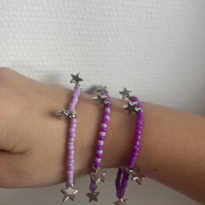 3 pack lila armband 💜 - Säljer detta 3 pack lila armband för 40kr inklusive frakt. :) fås i en lite presentpåse 