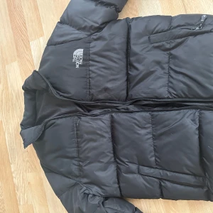The north face  - Vinterjacka passar för sena kvällar på sommaren. Storlek M 