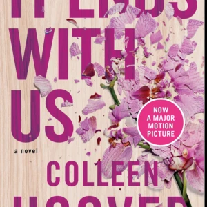 It Ends With Us - Populär roman på engelska av Colleen Hoover. Omslaget har stora lila bokstäver och en illustration av rosa blommor som faller sönder. Boken är nu även en storfilm. Perfekt för dig som gillar samtida kärleksromaner💕💕