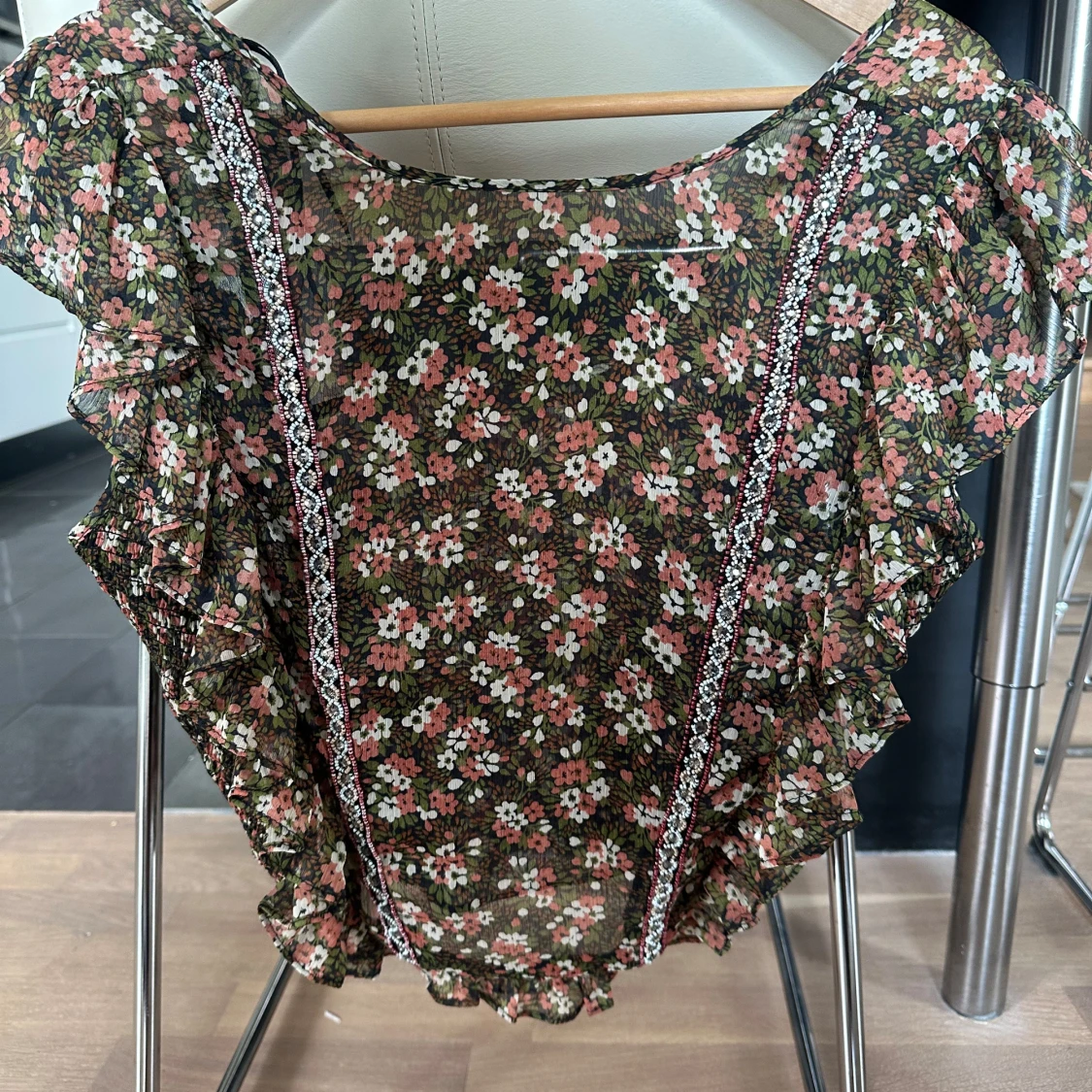 Blommig volangblus med spetsdetaljer - 4