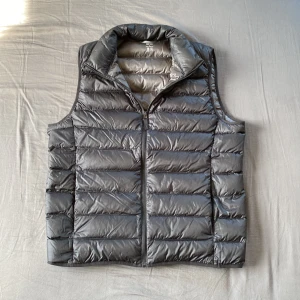 Svart dunväst från Uniqlo - Säljer en stilren svart dunväst från Uniqlo, modell Ultra Light Down. Västen har dragkedja framtill och en klassisk ståkrage. Perfekt för lager-på-lager och enkel att bära tack vare sin lätta vikt. Pris kan gå ner vid snabb affär och vid ytligare frågor är det bara att höra av sig. Mvh Oliver 