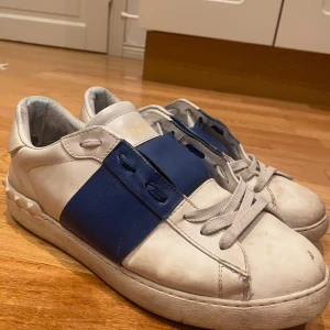 Valentino skor. - Ett par valentino open. Vita med ett blått streck. 