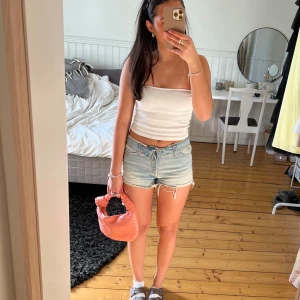 Ljusblå jeansshorts från Zara - Säljer ett par snygga ljusblå jeansshorts från Zara med slitningar. Modell med låg midja och dragkedja. Perfekta för sommaren!🩷