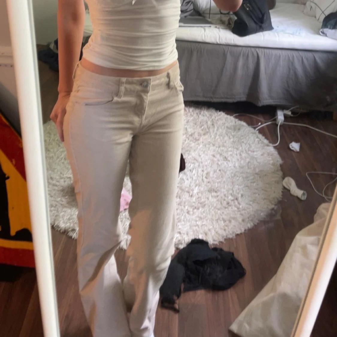 Beige manchesterbyxor från Divided - 1