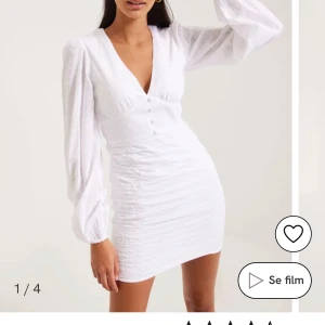 Vit kort klänning med v-ringning och puffärmar - Säljer en klänning med v-ringning och långa puffärmar. Klänningen har en figurnära passform och är perfekt nu för stunden/skolavslutningen😍😍