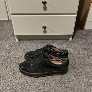 Svarta sneakers från Lanvin - Säljer nu mina feta Lanvins. Skorna är i i bra skick och har mycket kvar att ge. Storlek 40-41 . Hör av er för minsta fundering, priset är ej hugget i sten!