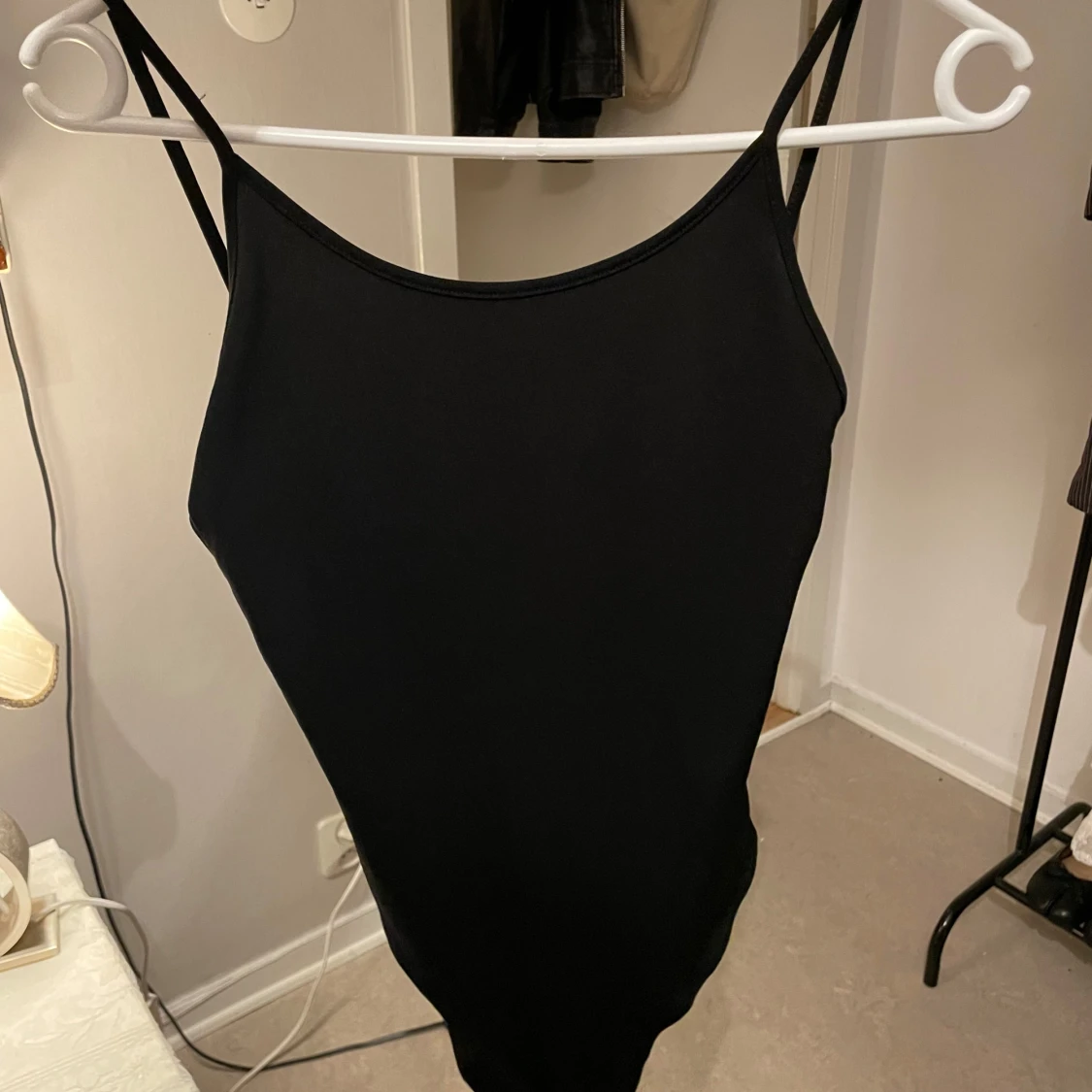 Svart body med smala axelband