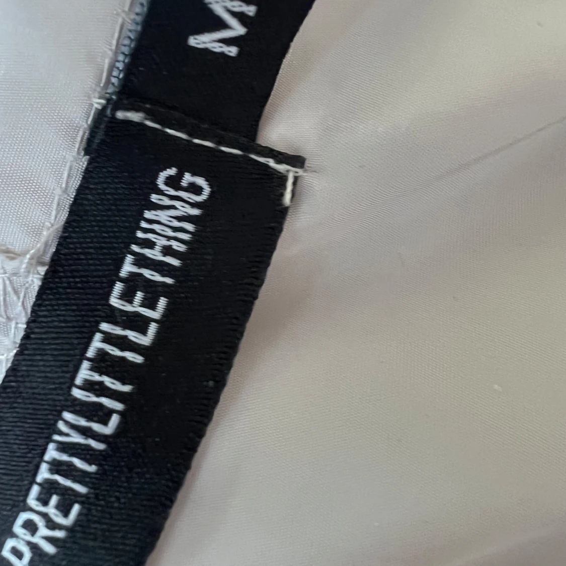 Beige vindjacka från PrettyLittleThing - 1