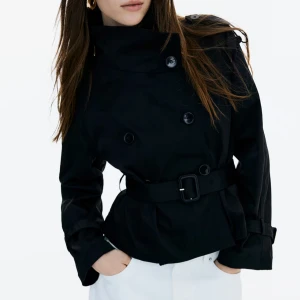 SÖKER Svart trenchcoat med bälte - Söker denna korta trench från HM i storlek S-M!!