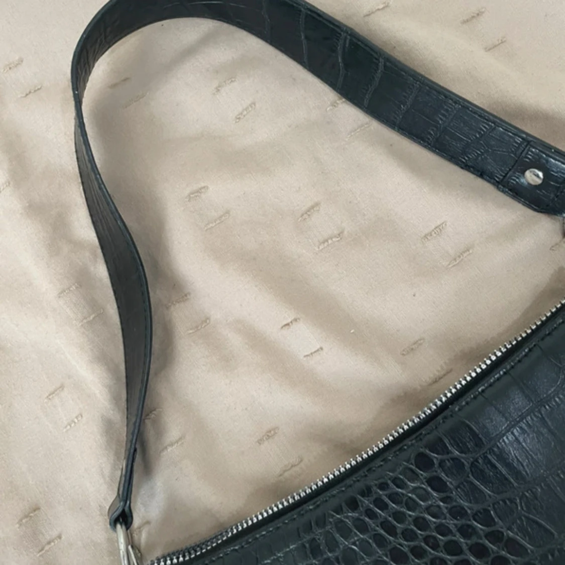 Svart axelväska i croco-imitation - 2