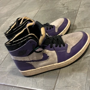 Nike Air Jordan 1 Zoom lila/vit - Nike Air Jordan 1 Zoom sneakers i lila och vit med svarta detaljer. Använda men fortfarande bra kondition 