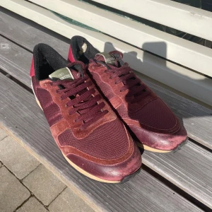 Valentino rockrunners  - Fräscha och snygga, perfekt under sommar och höst. Skriv om ni har fler frågor, äktenhetsverifering finns och såklart är dem äkta. 