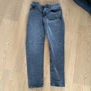 Grå jeans från ASOS DESIGN - Snygga grå jeans från ASOS DESIGN med klassisk femficksmodell och raka ben. Strl 30/34 aldrig använda!