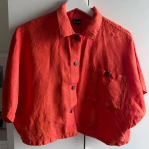 Oversized linneskjorta från Animale. S/M - •Cool skjorta från Animale i oversized modell med korta ärmar och stora knappar framtill.  •Använd 1 gång och tvättad. Som ny •Skjortan är gjord i en mix av linne och viskos, har en bröstficka med knapp och avslappnad passform. •Perfekt för dig som gillar statement-plagg och chill vibe. •Djurfritt och rökfritt hem