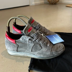 Philippe Model - Snygga skor i ovanlig färg. Storlek 41