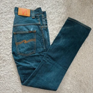 Nudie Jeans - Bra skick, inga skador eller defekter. Hör av er vid frågor eller funderingar!!