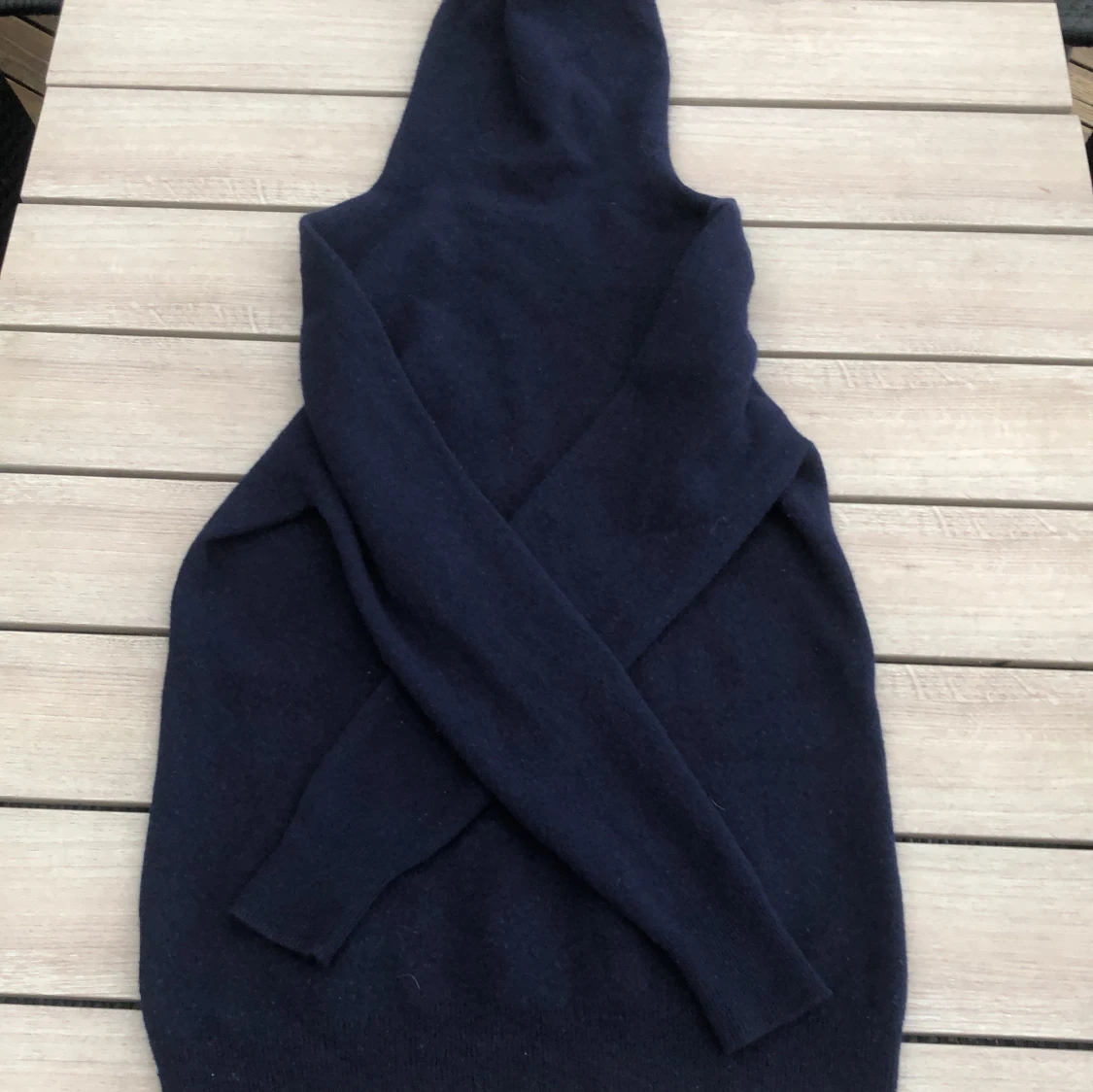 Mörkblå hoodie i kashmir från Vernando - 1