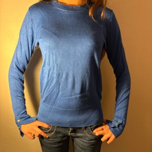 Blå långärmad tröja - Super snygg tröja som passar mellan xxxs till S❣️ om ni vill se mer detaljerade bilder finns det på exakt samma modell fast rosa , bland mina inlägg!