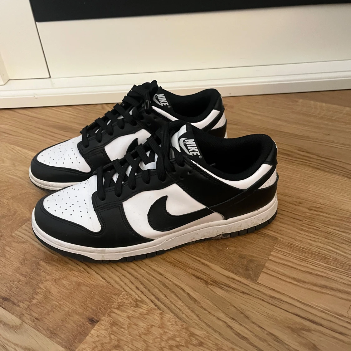 Nike Dunk Low svart/vit sneakers - 2