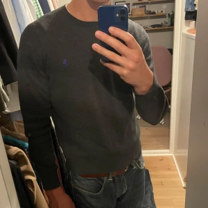 Ralph lauren stickad tröja - Mörkgrå Ralph lauren stickad tröja med mörkblå logga. Nyskick och inga defekter och inget tecken på användning. Riktig snygg passform om man gillar slim fit. storlek S. Ställ gärna frågor om du har någon. 😃
