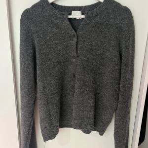 H&M kofta - Mörkgrå kofta från H&M, storlek M. Använd fåtal gånger 
