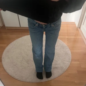 Blå jeans straight fit - Klassiska jeans med rak passform och låg midja. Jeansen har fem fickor, knappgylf och är tillverkade i slitstarkt bomullsjeans. Perfekta för dig som gillar en tidlös och avslappnad look. (Nypris 1000kr!!) 