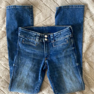 Blå bootcut leg adjustable waist low waist - Säljer ett par jättesnygga blåa jeans då de tyvärr så har de blivit för små 💗De är bootcut och low waist och super fina fickor där bak, verkligen jättefina. Storlek 164💗