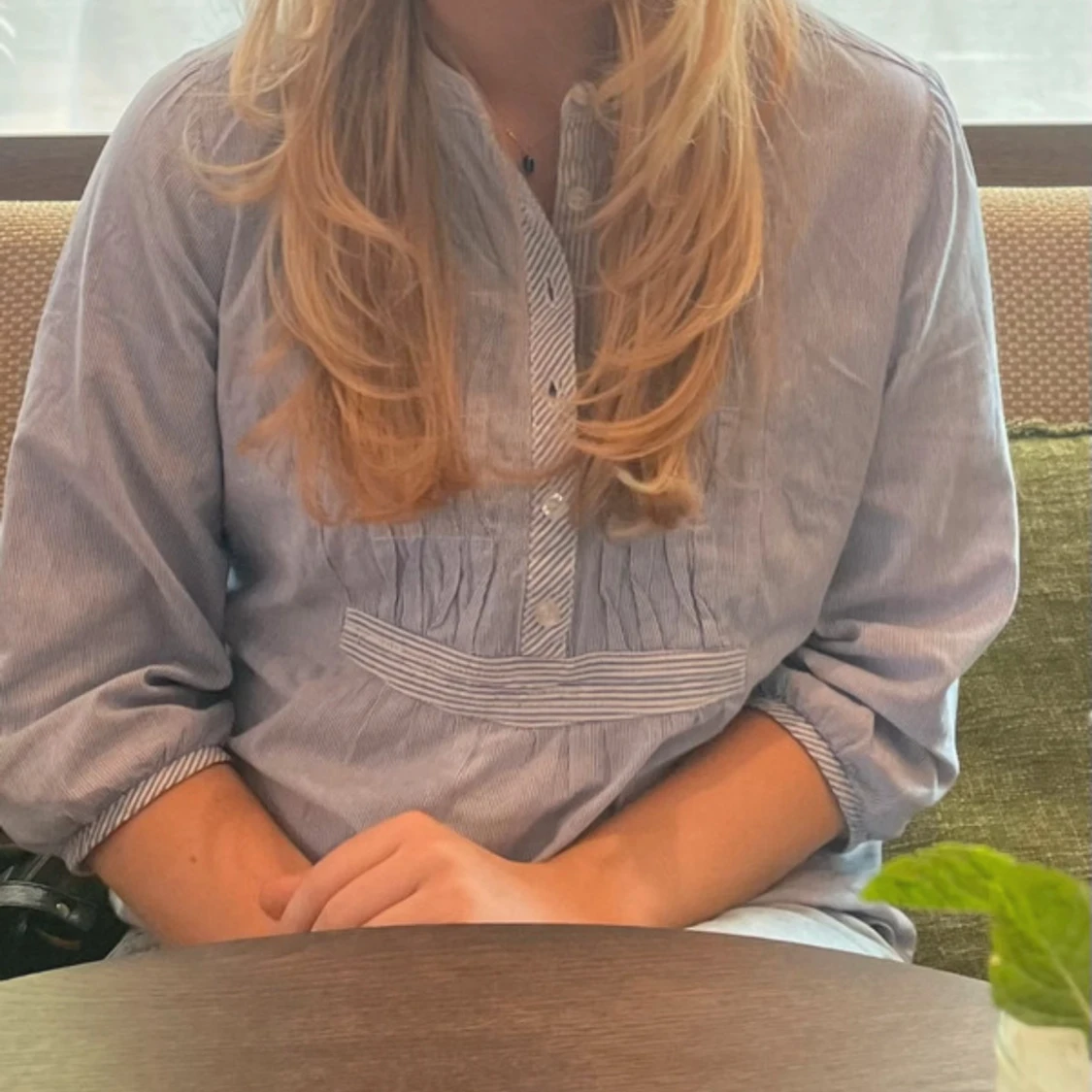 Blårandig henley-skjorta