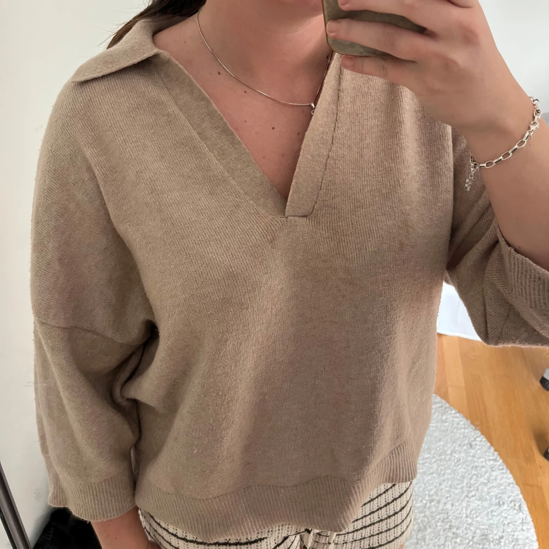 Beige stickad tröja med v-ringning och krage - 1