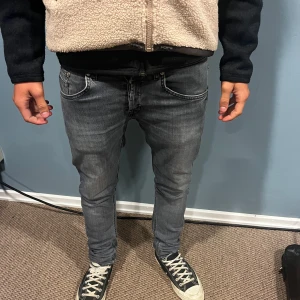 Dondup Jeans - Gråa Dondup jeans i modellen Ritchie. Storlek: 30. Skick: Nya utan prislapp. Mitt pris: 899kr. Nypris: Ungefär 4000kr.