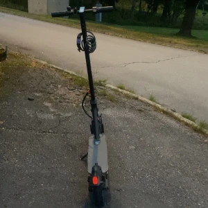 E2S V2 PRO Long Range 2023 u/spärr P.fri - Hej Hastighet 30km/h, räckvidd 55km. Köpt juli 2023, nya punkteringsfria däck juli 2025. Scooter och laddare fungerar som det ska. Hämtas i Karlskoga