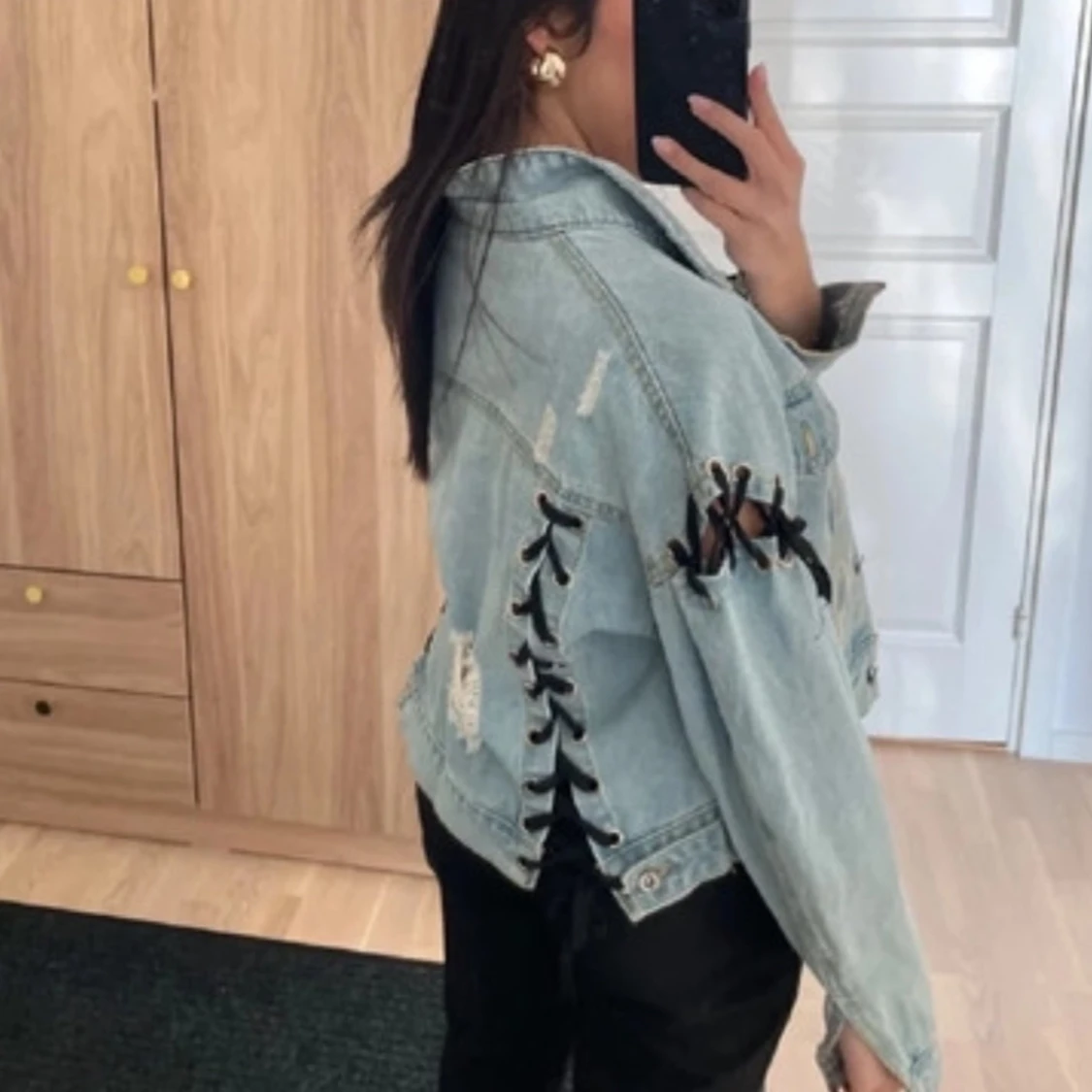 Ljusblå jeansjacka med snörningsdetaljer - 2