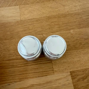 Två vita geleer från nagelgiganten - Säljer 2 st vita geleer från NG, ganska använda (Ca 50%) Kan köpas separat för 30kr/st