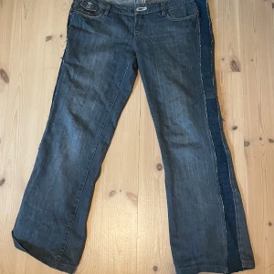 Baggy/straight jeans  - Jeansen är utsydda på kanten så att de skulle bli straight/baggy!!