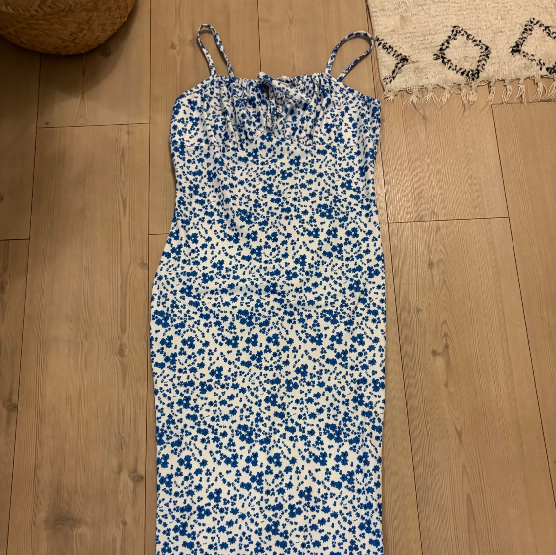 Vit och blå blommig långklänning