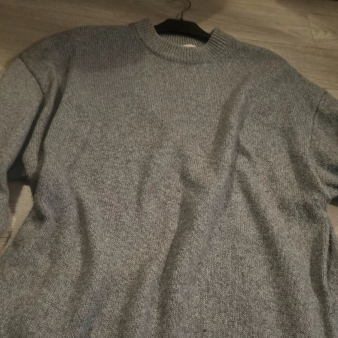 Grå stickad klänning från H&M - 1