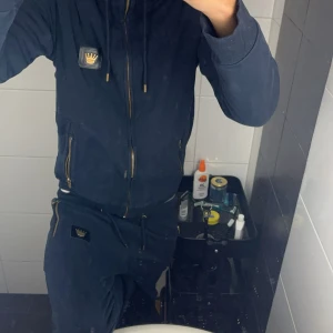  Mr Originals dress  - Köpt på Trelupi Göteborg för 4000kr Limited Edition. Alltså tillverkas inte längre , Strl M & kan sälja delarna separat.