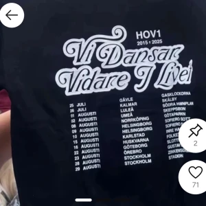 Svart Hov1 t-shirt med turnétryck - INTRESSEKONTROLL!!! på min hov1 hoodie som är köpt på deras spelning i Gävle. andvänd 1-2ggr så helt som ny! (Inte min bild men om man vill ha så skickar jag direkt!)