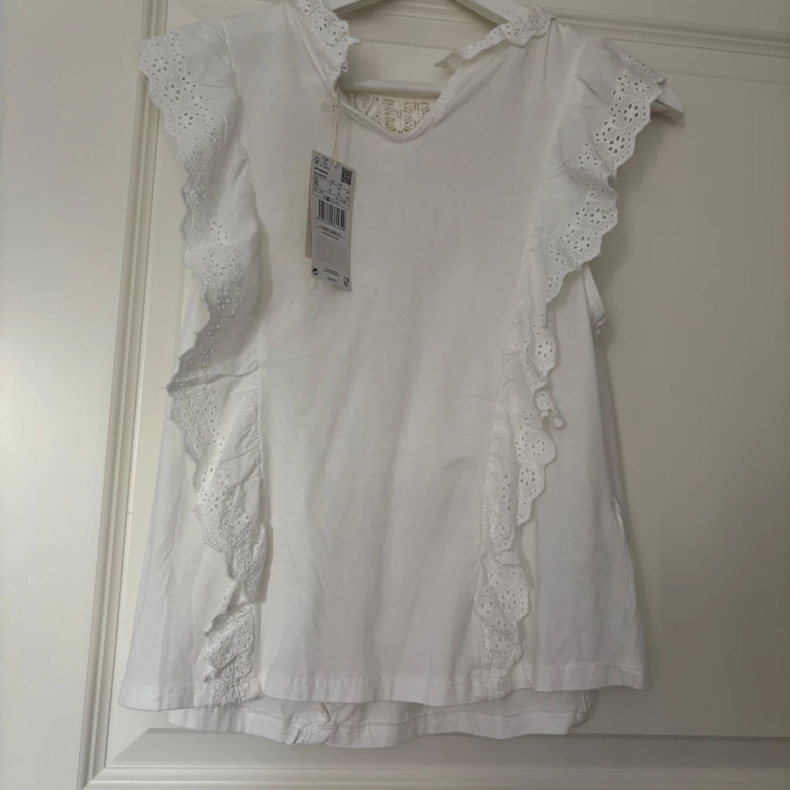 Vit blus med spets och volang från Mango - 1