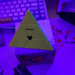 MP Pyraminx - Det här är en pyraminx som inte produceras längre (tror jag) det är i mp serien ev av mina favo btw av alla kuber jag har så är denna min favorit 🤩 