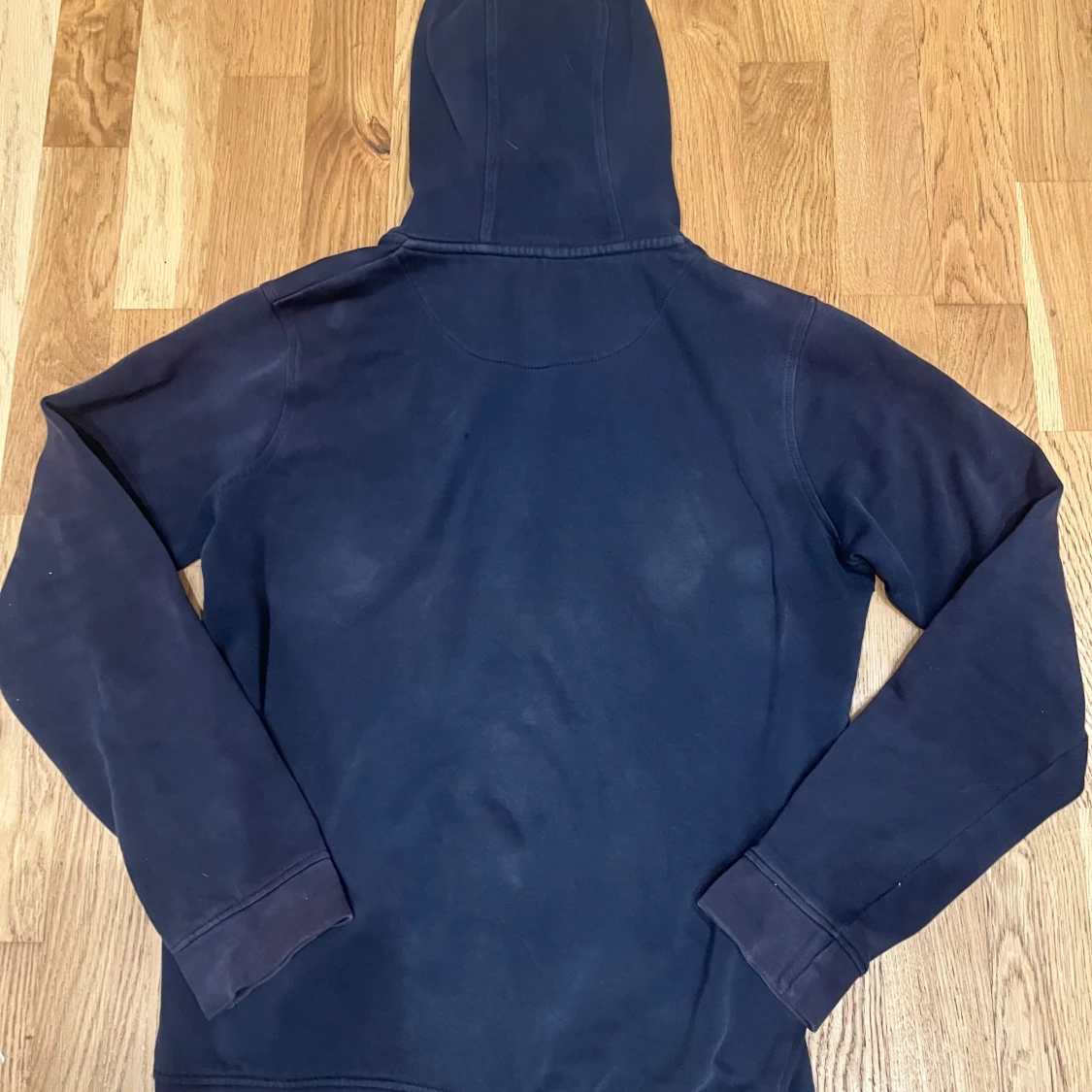 🧥 Stilren hoodie i mörkblått - 1